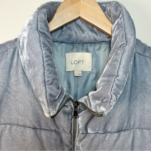 Ann Taylor LOFT Women's Cozy & Warm Icy Blue Quilted Velvet Puffer Vest Size S - Picture 3 of 10